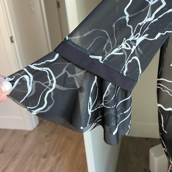 Lauras black &white floral Kimono with with 3/4 sleeves & flared cuffs shrug . - Picture 5 of 8